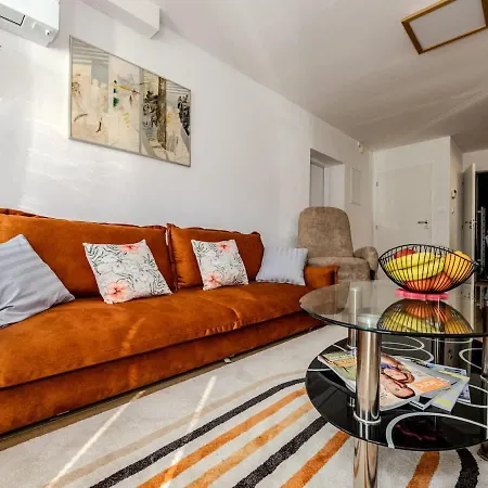 Hanspaulka - Stylish, Parking Included, 15 Min Airport